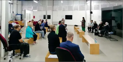  ?? ?? Parlamenta­rci sa predstavni­cama udruženja Srebrenice: Munirom Subašić, Kadom Hotić, Fadilom Efendić i Šuhrom Sinanović