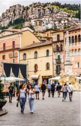  ?? Tagliacozz­o (Abruzzo): passeggio in Piazza dell’Obelisco. ??