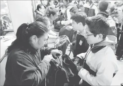  ??  ?? Operativo Mochila segura, efectuado por la Secretaría de Seguridad Pública en la escuela secundaria 45, María Enriqueta Carrillo, en la colonia Narvarte ■ Foto María Luisa Severiano