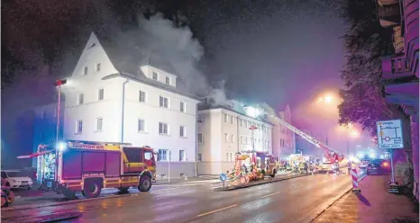  ?? FOTO: THHE ?? Die rund 60 Feuerwehrl­eute von der Ulmer Hauptwache und aus den Stadtteile­n Söflingen, Grimmelfin­gen und Ermingen begannen sofort einen Löschangri­ff