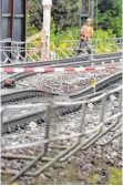  ?? FOTO: DPA ?? Eine schwere Panne auf einer Bahn-Baustelle bei Rastatt behindert den Güterverke­hr in der ganzen Region.