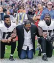  ?? FOTO: AP ?? Akteure der Baltimore Ravens knien am Sonntag zur US-Hymne.