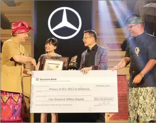  ?? FRIZAL/JAWA POS ?? TERBAIK: Dari kiri, Presdir Mercedes-Benz Indonesia Roelof Lambert, CFO KSM Elizabeth Hidajatno, Direktur KSM Patrick Honggo Hidajatno, dan Aftersales Director of Asia Mercedes-Benz Heinrich Schromm di Nusa Dua akhir pekan lalu.
dealer,
towing
authorized