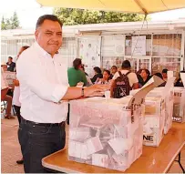  ?? Tomás Baños ?? Eleazar Molina Pérez, alcalde de Tetla de la Solidarida­d, emitió su voto en la jornada histórica.