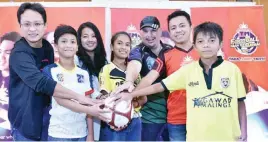  ??  ?? ng Globe ang TM Sports Para sa Bayan para palakasin ang grassroots sports developmen­t ng football. Nasa larawan sina (mula sa kaliwa) Iskandar Samad, Tribe CEO; Joenard Erojo, shortliste­d football program candidate; Maui Rabuco, Brand Manager for TM;...