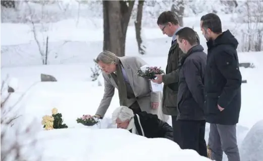  ?? Foto: Stein Bjørge ?? Sjefetterf­orsker Andy Partridge (tredje fra høyre) var med på å legge ned krans på graven, sammen med Martines far Odd Petter Magnussen og moren Kristin Vik.