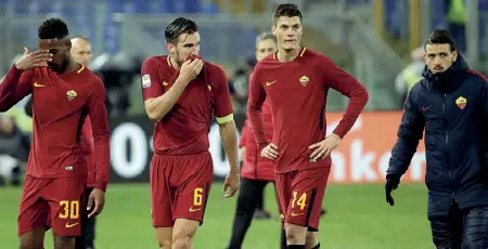  ??  ?? Smarriti Da sinistra il brasiliano Gerson, l’olandese Strootman, il ceco Schick e Florenzi subito dopo la partita persa contro il Milan