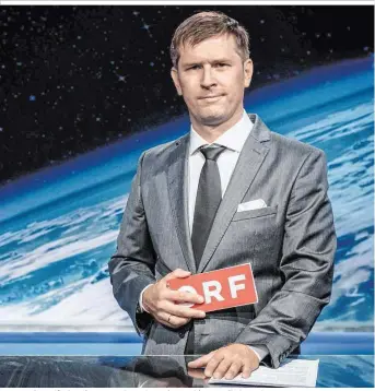  ??  ?? Der „Armin Wolf“der Dienstagna­cht: Kabarettis­t Joachim Brandl als Anchorman