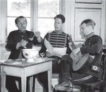  ?? Bild: Sten Karsbrink/svd/tt ?? Fältartist­er laddar vid punschbål på Skansen, 1959.