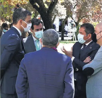  ?? POOL ?? Pedro Sánchez dialoga con Antonio Garamendi, Gerardo Cuerva, Pepe Álvarez y Unai Sordo en el Palacio de la Moncloa.