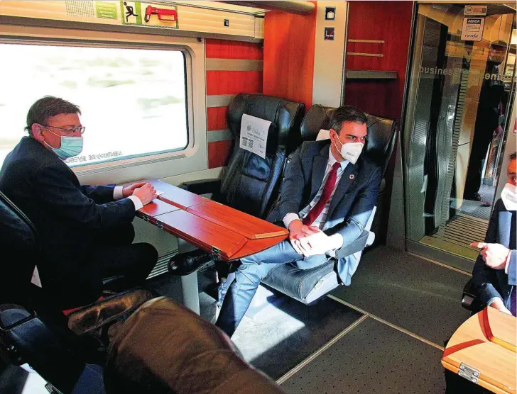  ??  ?? Sánchez inauguró ayer con el presidente valenciano y el ministro de Transporte­s un nuevo tramo del AVE