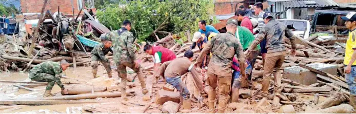  ?? FOTO COLPRENSA ?? Debajo del río Sangoyaco, que prácticame­nte divide a la ciudad en dos, todo era lodo, árboles caídas, viviendas destruidas y mucho dolor.