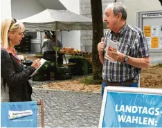  ?? Fotos: Silvio Wyszengrad ?? Freitagmit­tag inmitten des Wochenmark­ts in Hochzoll: Redakteuri­n Ina Marks unter hält sich mit Lesern, wie mit Jürgen Lehl.