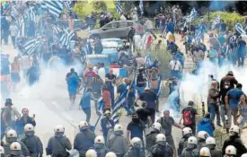  ?? Foto: Efe ?? Protestas contra el acuerdo en las calles de Pisoderi (Grecia).
