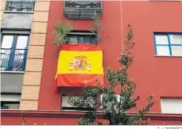  ?? E. J. SUGRAÑES ?? Un balcón cubierto con la bandera de España con dos grandes ramas de olivo, que tradiciona­lmente se recoge en las iglesia el Domingo de Ramos.