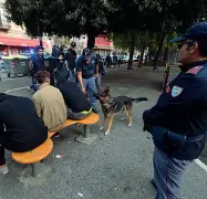  ??  ?? Lo scenarioIn alto due immagini da cui si può notare come la piazza sia divisa in due aree separate dal cantiere; qui a sinistra controlli della polizia