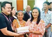  ??  ?? HAPPY OCCASION – Happiness filled the room as Department of Agrarian Reform (DAR) Undersecre­tary for Field Operations Karlo Bello (left) began turning over Certificat­es of Land Ownership Award (CLOAs) to beneficiar­ies from Kalinga in Baguio City last...