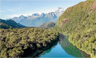  ?? BROOK SABIN/STUFF ?? The Hollyford Wilderness Experience walk includes a stop at beautiful Lake Alabaster.