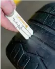  ?? Foto: dpa ?? Hätte der Fahrer das Reifenprof­il prüfen müssen?