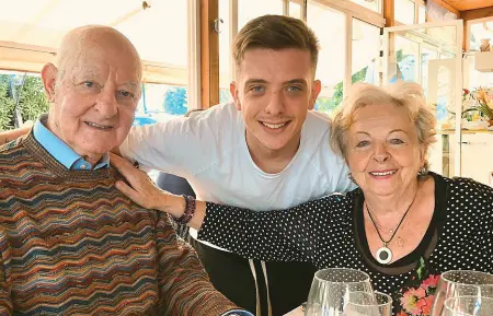  ??  ?? Insieme
Carlo Mazzone, nella foto concessa gentilment­e dalla famiglia, con il nipote Alessio e la moglie Maria Pia