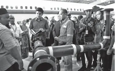  ??  ?? SYED Saddiq melawat Bengkel Pembaikan Struktur Pesawat yang menjadi medan latihan pelajar Institut Kemahiran Belia Negara (IKBN) Pekan sempena perasmian bengkel berkenaan, pada Isnin.