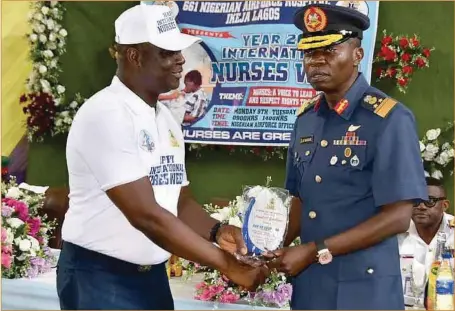  ?? ?? The commander, 661 NAF Hospital Air Commodore AN Chukwuka presenting plaque to the representa­tive of the Air Officer Commanding Logistics Command, the Chief of staff, Air Vice Marshal AT Marquis