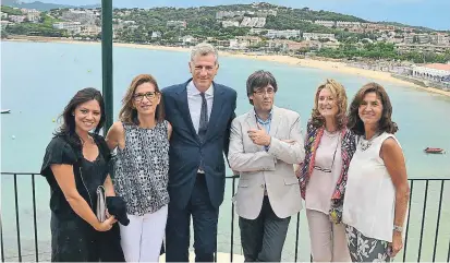  ?? JOSEP GUITART ?? El president Puigdemont y su esposa (a la izquierda) posan junto a los hermanos Ensesa