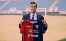  ??  ?? Il terzino Darijo Srna, 36 anni, con la maglia del Cagliari MASTRANGEL­O