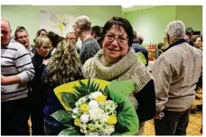  ??  ?? Marie-Paule Legeleux lors des félicitati­ons à l’issue de la cérémonie a précisé, avec un large sourire : « Je viens au travail à pied tous les jours. » Un trajet de près de 5 km par tous les temps !