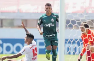  ?? CESAR GRECO/PALMEIRAS-6/9/2020 ?? Na rede. Veron, revelado pelo Palmeiras, fez um gol e deu assistênci­a na vitória de domingo