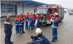  ?? Foto: Feuerwehr ?? Stadtbrand­meister Achim Senser erklärte den Reisensbur­ger Feuerwerhr Jugendli chen das genaue Vorgehen bei einer ausgelöste­n Brandmelde­anlage.