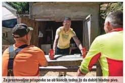  ??  ?? Za prostovolj­ne prispevke se ob koncih tedna že da dobiti hladno pivo.