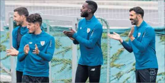  ??  ?? Iñaki Williams, durante el entrenamie­nto de ayer en Lezama junto a De Marcos, Vencedor y Balenziaga.