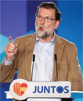  ??  ?? Le premier ministre espagnol Mariano Rajoy s’est rendu en Catalogne pour soutenir le candidat de son Parti populaire, Xavier Garcia Albiol, aux élections régionales.