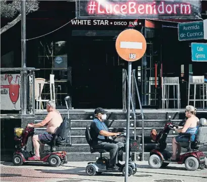  ?? MANUEL LOREN O ?? Anar i venir de turistes ahir en un carrer de Benidorm