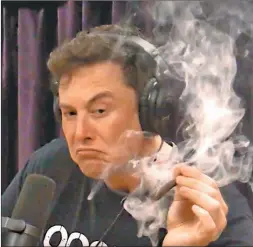  ?? CAPTURA DE PANTALLA ?? DE PORRO. Musk fumó en un entrevista transmitid­a por YouTube.