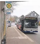  ??  ?? Am Haltepunkt Lüttringha­usen sind die Abfahrtzei­ten der Busse nur über die Aushänge zu erfahren. Digitale Tafeln sollen kommen.