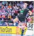  ?? FOTO: DPA ?? Führt die deutschen Handballer­innen an: Kapitänin Emily Bölk (l.).