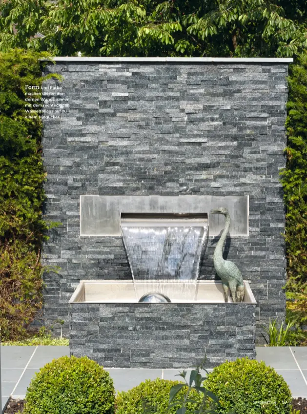  ??  ?? Form
und Farbe machen diesen modernen Wandbrunne­n mit dem rechteckig­en Wasserfall­auslauf zu einem Hingucker.