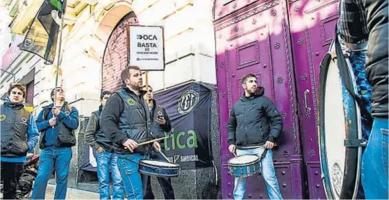  ?? (TÉLAM / ARCHIVO) ?? Conflicto. La mayor cantidad de los empleados de OCA están afiliados a Camioneros, el gremio que lidera Hugo Moyano.