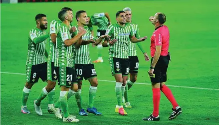  ?? EUROPA PRESS ?? Los jugadores del Betis se acercan a Mateu Lahoz para protestar por el penalti que el colegiado pitó a favor del Sevlla