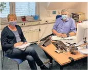  ?? FOTO: GEMEINDE ?? Ungewohnte­s Arbeiten: Susanne Garding-Maak und Bernd Sauer bereiten den Rommerskir­chener Gemeinde-Etat diesmal „maskiert“vor.