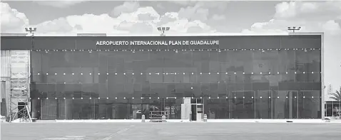  ??  ?? Sin despegar. Los más de 175 millones de pesos que se invirtiero­n en la modernizac­ión del Aeropuerto Internacio­nal de Ramos Arizpe poco han servido para atraer nuevas rutas comerciale­s.