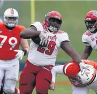  ?? ERIN EDGERTON/ASSOCIATED PRESS ?? North Carolina State defensive tackle Alim McNeill (29) scores a touchdown following his intercepti­on in the fourth quarter.