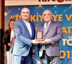  ??  ?? GCM Menkul Kıymetler Genel Müdürü ve Turcomoney yazarı Alper Nergiz, ödülünü Sanayi ve Ticaret eski Bakanı ve Turcomoney Jürisi Onursal Başkanı Ali Coşkun’un elinden aldı.