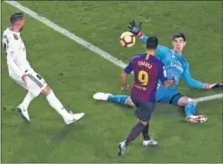  ??  ?? GOL. Luis Suárez fue el mejor del partido con un triplete.