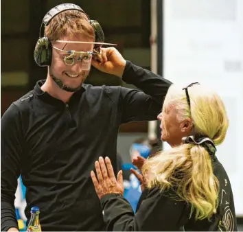  ??  ?? Im Waldkirche­r Team stimmt die Chemie: Jeder Schütze ging nach seinem Auftritt als erstes zu Trainerin Elfriede Weigelt (rechts). Hier holt sich Matthias Holderried sein Lob ab.