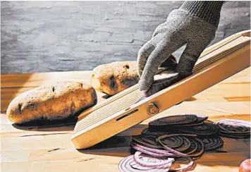  ?? STACY ZARIN GOLDBERG/PHOTOS FOR THE WASHINGTON POST ?? A cut-resistant glove can protect your fingers, but the guard that comes with the mandoline is the safest option.
What to use it for: