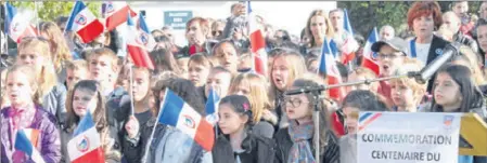  ??  ?? Les enfants chantant la Marseillai­se