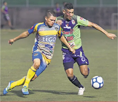  ??  ?? DEFENSA. Santa Tecla defenderá el liderato del Clausura 2017 con una complicada visita a Pasaquina.